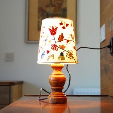 Drewniana lampka nocna z lat 60 tych, haftowany abażur z lat 80-tych