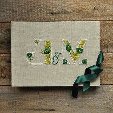 haftowany album z inicjałami
