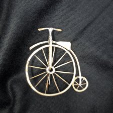 Rower retro z kręcącym się kołem- broszka
