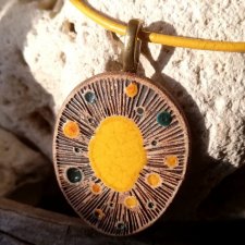 Oryginalny NASZYJNIK JOWISZ - żółty wisiorek ceramiczny na rzemieniu - stylowa biżuteria na prezent dla kobiety - amulet elipsa - biżuteria autorska G