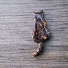 Ceramiczny magnes kot brązowy