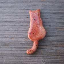 Ceramiczny magnes kot czerwony w kropki