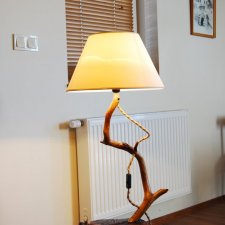 Drewniana lampa podłogowa z mini stolikiem, ekologiczna kremowa lapa stojąca