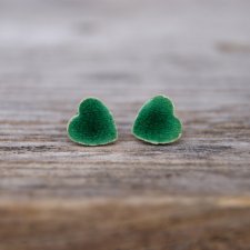 Malutkie zielone serduszka ceramiczne kolczyki/stal chirurgiczna s10