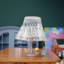Lampka stołowa z ręcznie robionym abażurem.
