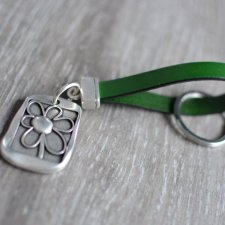 skórzany brelok do kluczy FLOWER zielony
