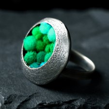 Szmaragdowo zielony pierścionek z turkusowym akcentem