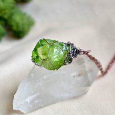 Zielony kryształ - naszyjnik z kryształem w fiolecie