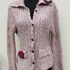 SWETER Z APLIKACJAMI