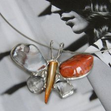 Naszyjnik motyl wisiorek: agaty i kryształ górski
