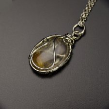 Mały wisiorek kwarc z rutylem, wire wrapping, stal chirurgiczna