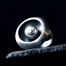 Oksydowany pierścionek matowy z kulką