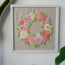 Ręcznie haftowany obraz 'Kwiatowy wianek w pastelach'
