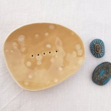 Karmelowa mydelniczka ceramiczna, ozdoba łazienkowa