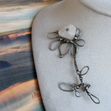 Broszka: Kwiat z kwarcem różowym