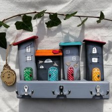 wieszak z domkami w odcieniach szarości No 1