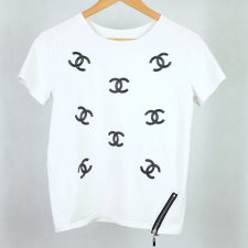 Biały T-shirt, top z czarnymi napisami i zamkiem