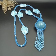Długi niebieski naszyjnik z dużym porcelanowym koralikiem i zawieszkami