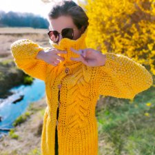 LILIOWIEC żółty ciepły sweter z warkoczami i kołnierzem