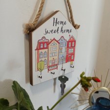 Drewniany wieszak na klucze "Home sweet home", kolorowe domki