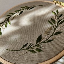 Tamborek dekoracyjny, tamborek z motywem kwiatowym, tamborek z wiankiem