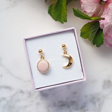 Różowy opal & Księżyc kolczyki złoto