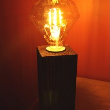 Drewniana lampka nocna z opalanego drewna świerkowego, rustykalna lampa stołowa