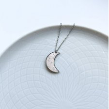 Wisiorek w kształcie półksiężyca / Naszyjnik księżyc / Prezent dla przyjaciółki / Biżuteria z żywicy / Księżyc / Pudrowy róż / Celestial