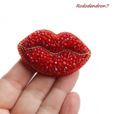 Red Lips 2 - delikatna i błyszcząca broszka 3D, haft koralikowy