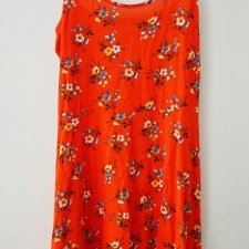 Czerwona letnia sukienka w kwiaty krótka