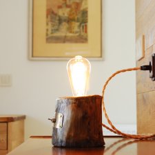 Minimalistyczna lampka nocna z drewna orzecha włoskiego