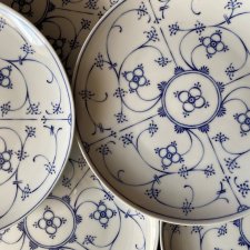 Komplet talerzy porcelanowych. Wzór słomkowy