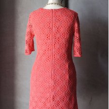 Koralowa koktajlowa sukienka z gipiurą S M