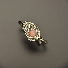 Pierścionek regulowany rodonit, wire wrapping, stal chirurgiczna