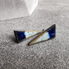 Ceramiczne kolczyki trójkąty błękitno-granatowe wkrętki