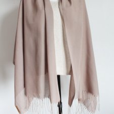 szal vintage z metką elegancki cienkie frędzle