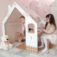 Drewniany domek z funkcją biurka marki BIANELLI z oświetleniem LED.