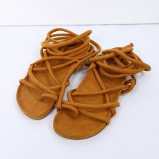 Nowe sandały rzymianki w kolorze camelowym Mango