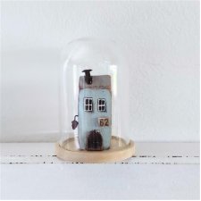 Szklany klosz z miniaturowym domkiem, dekoracja w stylu skandynawskim