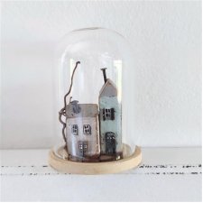 Szklany klosz z miniaturowymi domkami, dekoracja w stylu skandynawskim