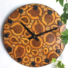 Dekoracyjny zegar z plastrów drewna.