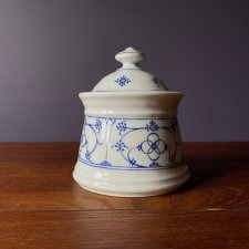 Porcelanowa cukierniczka. Wzór słomkowy.