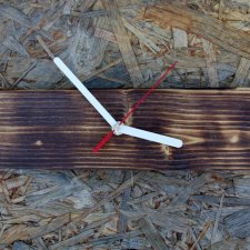 Ciekawy zegar na drewnianej deseczce, minimalistyczny