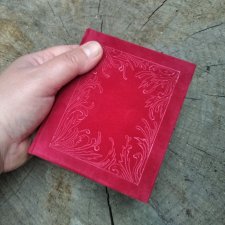 Czerwony welurowy notesik ze złotymi detalami i tłoczeniem