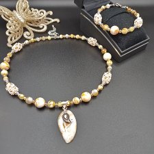 Komplet biżuterii naszyjnik-choker z posrebrzaną zawieszką z kamieni szlachetnych (żółty agat) i bransoletką na drucie pamięciowym