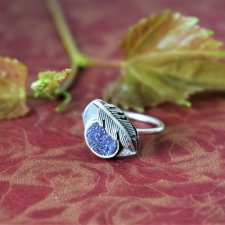Piękny delikatny pierścionek ze srebra z naturalnym agatem. Biżuteria artystyczna na prezent.