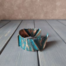 Rustykalny, fałdowany mankiet. Kuta miedziana bransoletka. Bransoletka miedziana w stylu retro. Kucie. Naturalna patyna turkusowa.