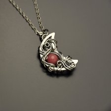 Wisiorek księżyc rodonit, półksiężyc, wire wrapping, stal chirurgiczna, unikatowy, lunula