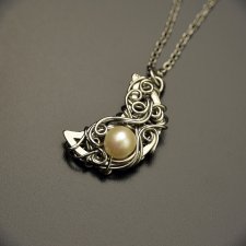 Wisiorek księżyc perła, półksiężyc, wire wrapping, stal chirurgiczna, lunula, z perłą