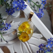 Złota zawieszka z żółtym kwiatem złoty naszyjnik z kwiatami suszone kwiaty żywica epoksydowa wisiorek naturalna biżuteria